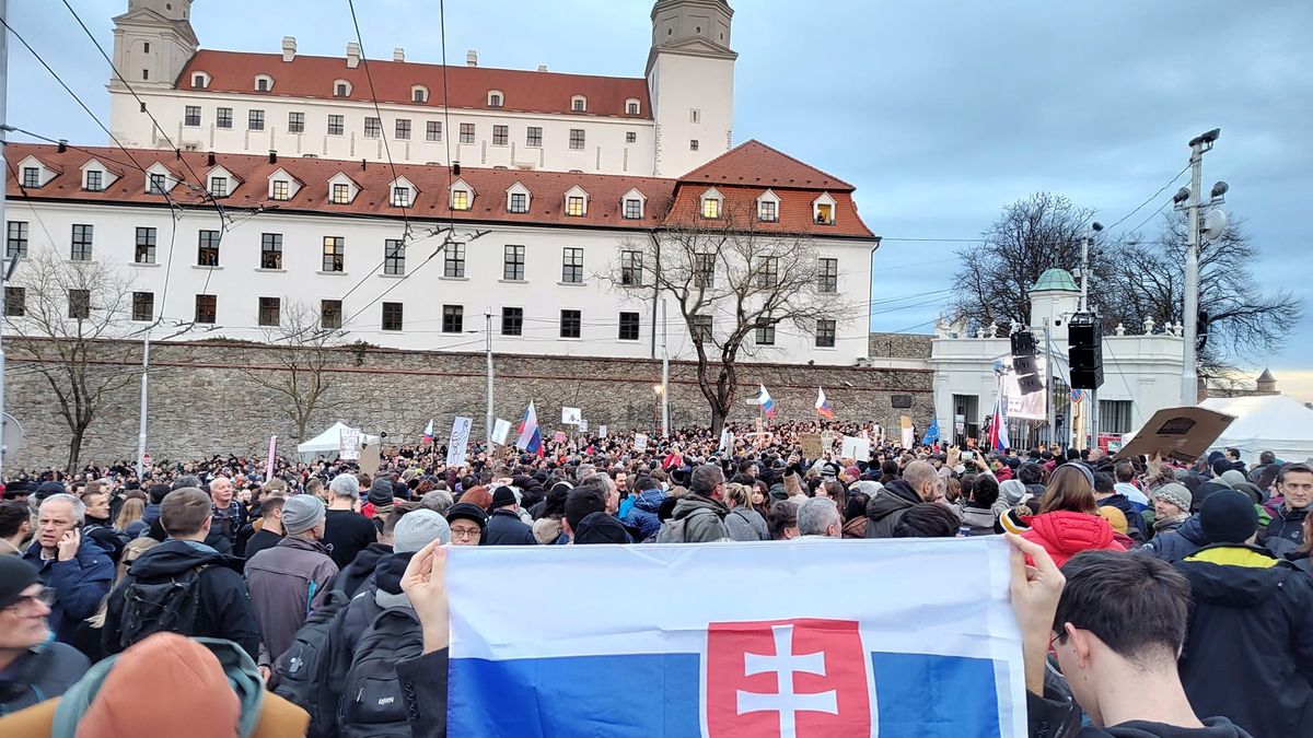Dost bylo Fica, skandují lidé před slovenským parlamentem